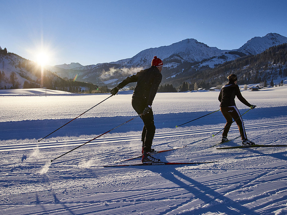 Langläufer verschneiten Tannheimer Tal